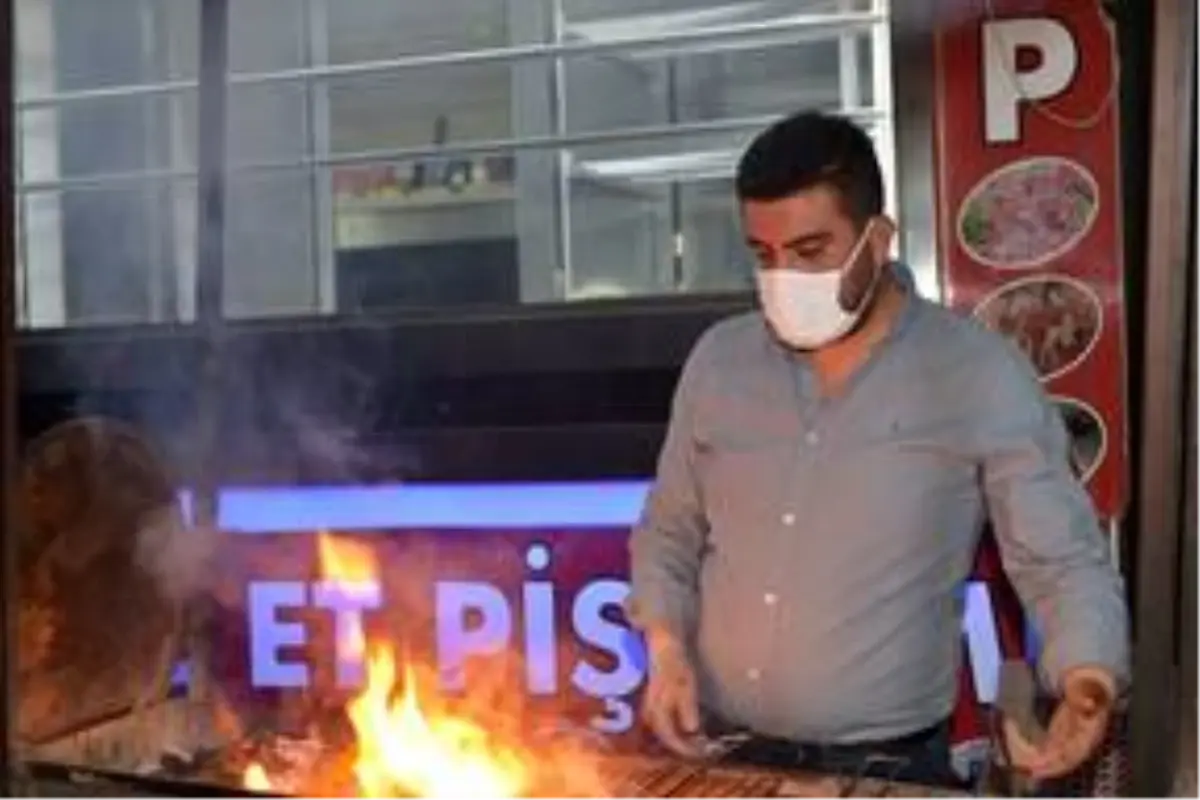 Sokağa çıkma kısıtlamasının ardından mangal yaktı