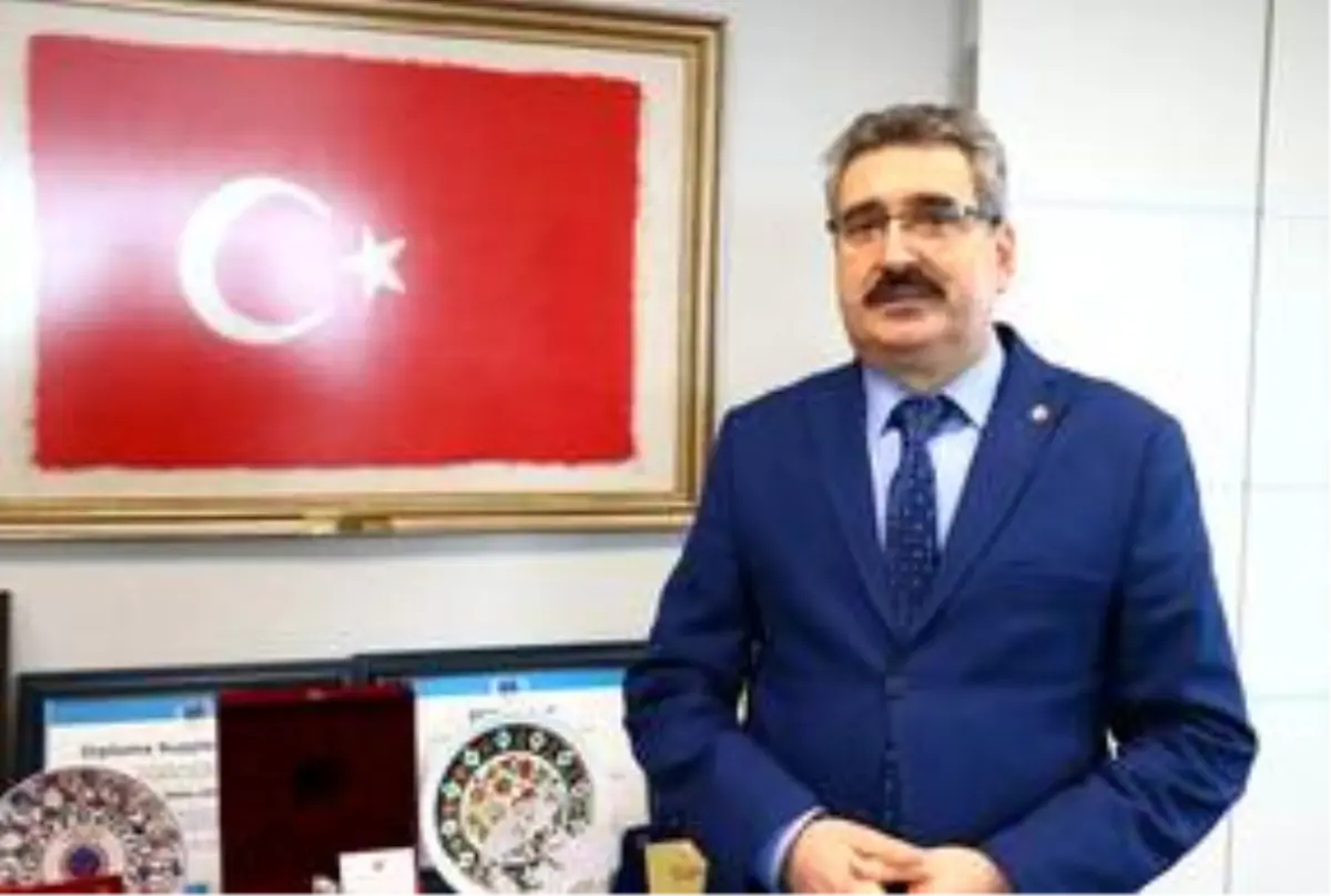 Üniversite, kendi sağlık çalışanları için maske üretiyor