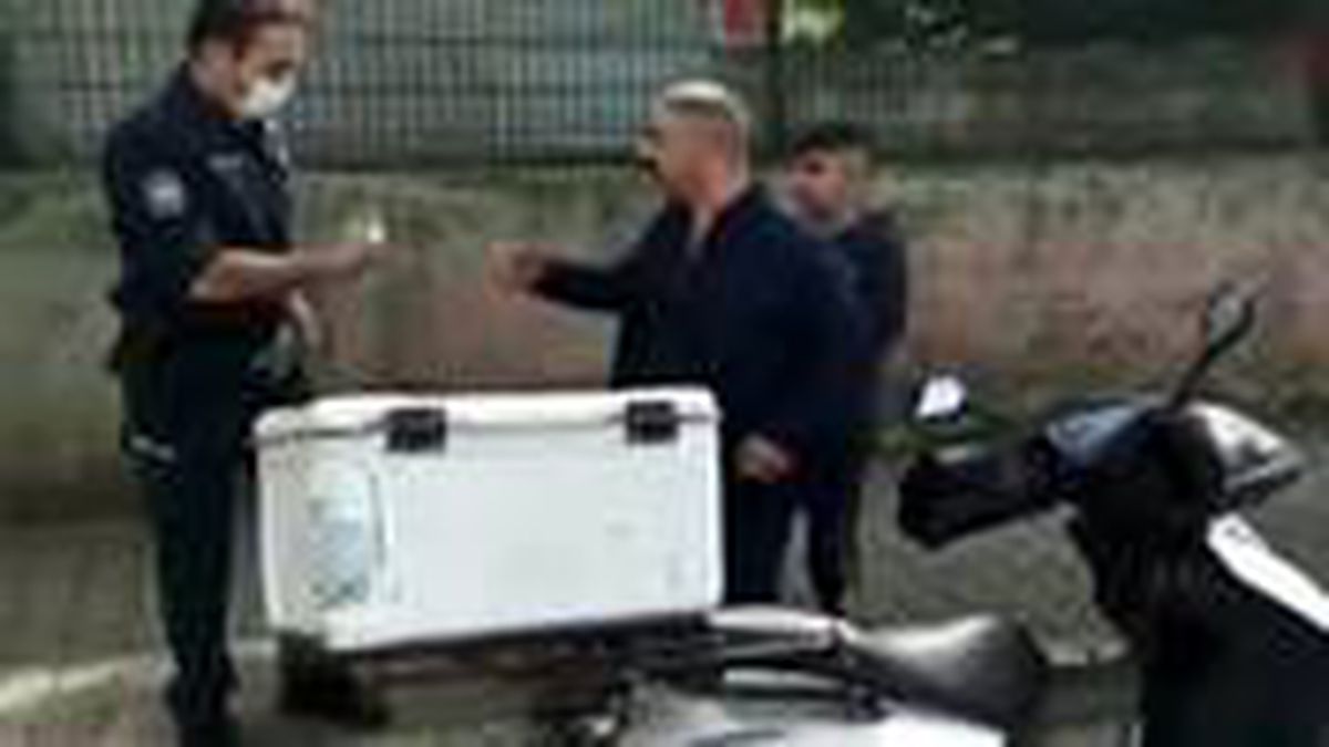 Yasakları hiçe sayıp çocuğuyla dışarıda yakalanan baba, ceza yememek için polise direndi