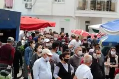 Antalya'da semt pazarlarında kısıtlama kuyruğu Antalya'da semt pazarlarında kısıtlama kuyruğu