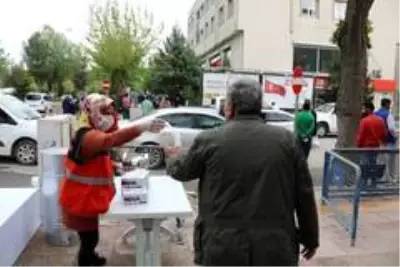 Bismil'de vatandaşlara her gün 10 bin adet ücretsiz maske dağıtılıyor