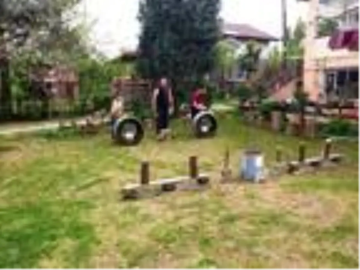 Evde sıkılan çocukları için bahçesine oyun parkuru kurdu