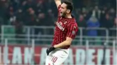 Hakan Çalhanoğlu, Milan ile olan sözleşmesini uzatıyor Hakan Çalhanoğlu, Milan ile olan sözleşmesini uzatıyor