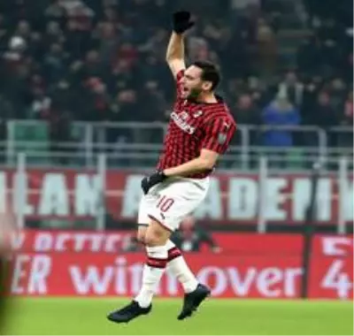 Hakan Çalhanoğlu sözleşmesini uzatıyor Hakan Çalhanoğlu sözleşmesini uzatıyor