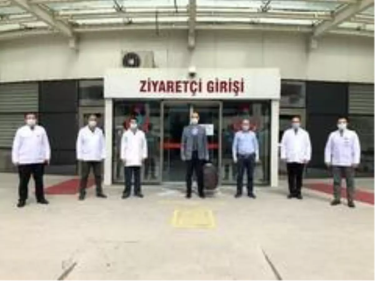 Korona virüsü yenen 3 kişi daha alkışlarla taburcu edildi