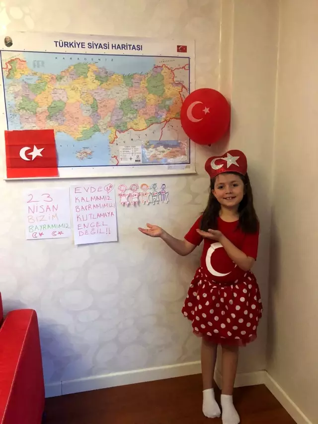 Küçük öğrenciler, aileleriyle evlerin duvar ve balkonlarını süsleyerek