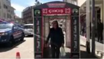 Nikaha dezenfeksiyon tünelinden geçerek girdiler
