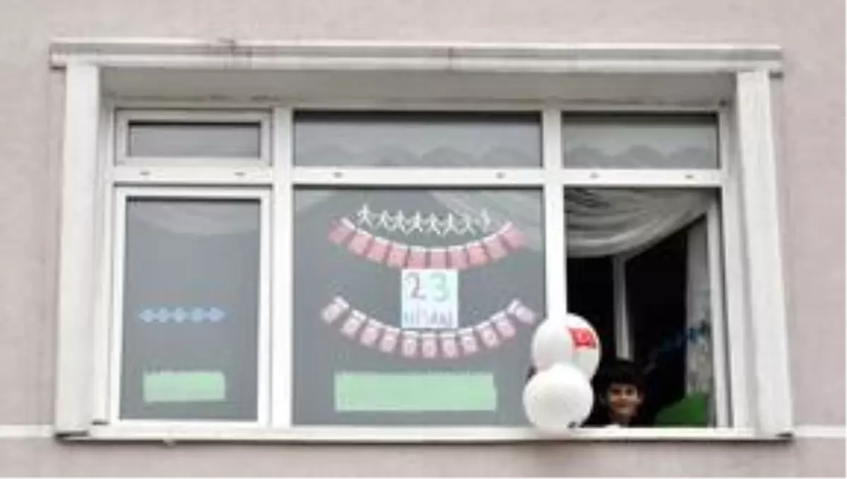 Pencereler 23 Nisan coşkusu için süslendi