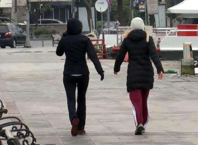 Sahil şeritlerindeki yasağa rağmen Bebek Sahili'nde yürüyenler kameralara takıldı