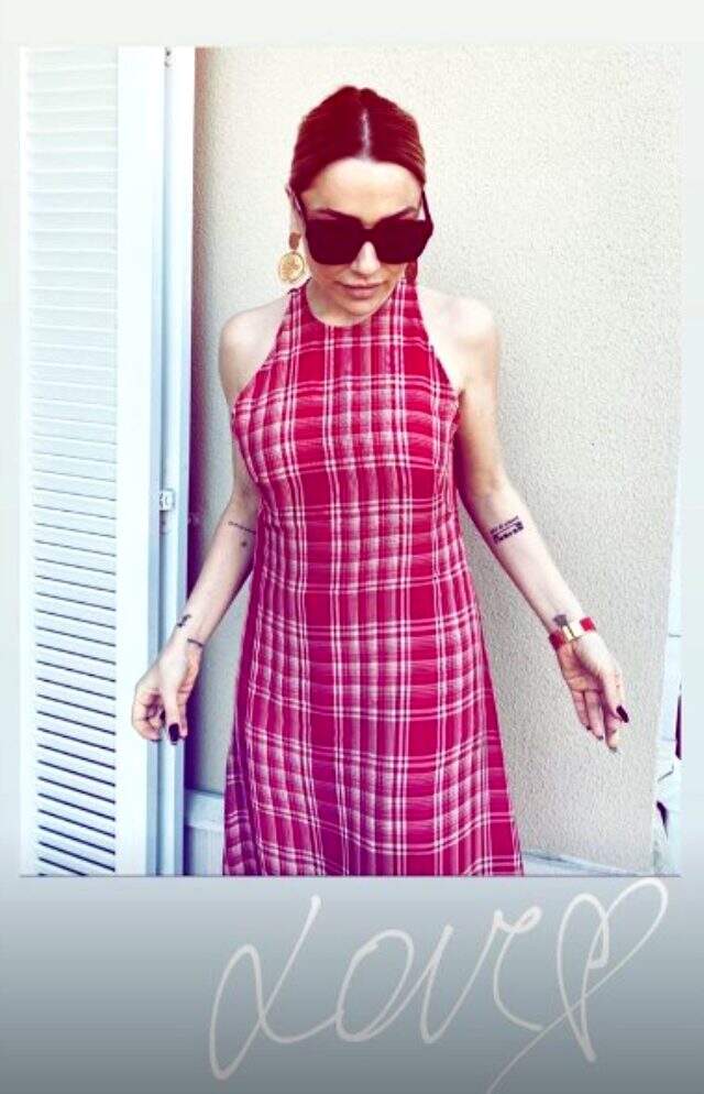 Şarkıcı Hadise'nin kırmızı elbise pozlarına beğeni yağdı