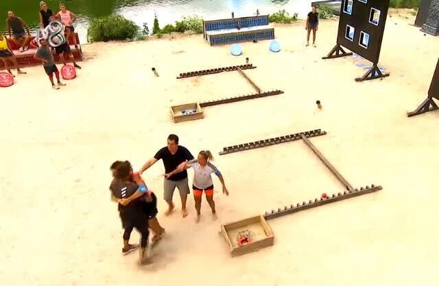 Survivor'da kavga eden Yasin ve Barış oyundan ihraç edildi.