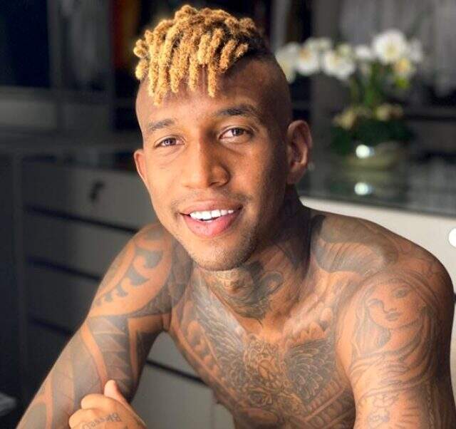 Talisca, sarıya boyattığı saçlarının şeklini değiştirdi