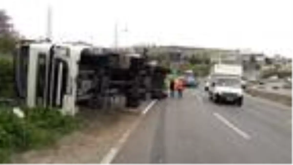 TIR, yol kenarına devrildi