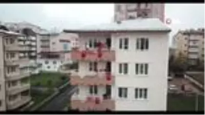 23 Nisan'ı balkonlarda kutladılar 23 Nisan'ı balkonlarda kutladılar