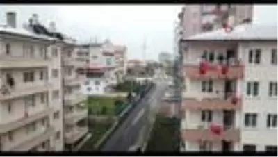 23 Nisan'ı balkonlarda kutladılar 23 Nisan'ı balkonlarda kutladılar