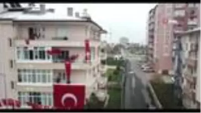 23 Nisan'ı balkonlarda kutladılar 23 Nisan'ı balkonlarda kutladılar