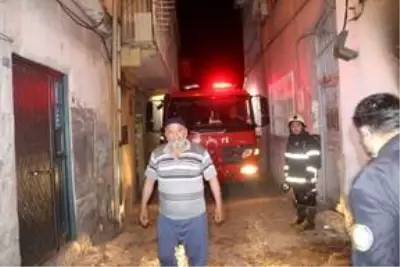 Adana'da ailesi ile tartışan kişi evini ateşe verdi Adana'da ailesi ile tartışan kişi evini ateşe verdi