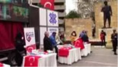Altıeylül Belediyesi 10 bin maske ve 5 bin Türk bayrağı dağıttı