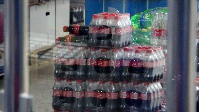Antalya'da bir hırsız, kasiyerin yüzüne kola fırlatıp market soydu