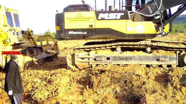 İş makinesinden mazot çalan hırsızlar, fotokapana yakalandı