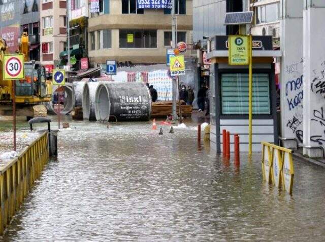İSKİ çalışmaları sırasında patlayan su borusu, Kadıköy'ü göle çevirdi