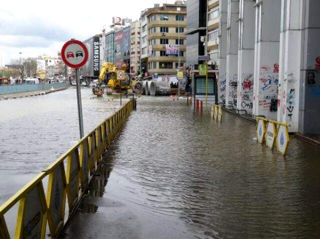 İSKİ çalışmaları sırasında patlayan su borusu, Kadıköy'ü göle çevirdi