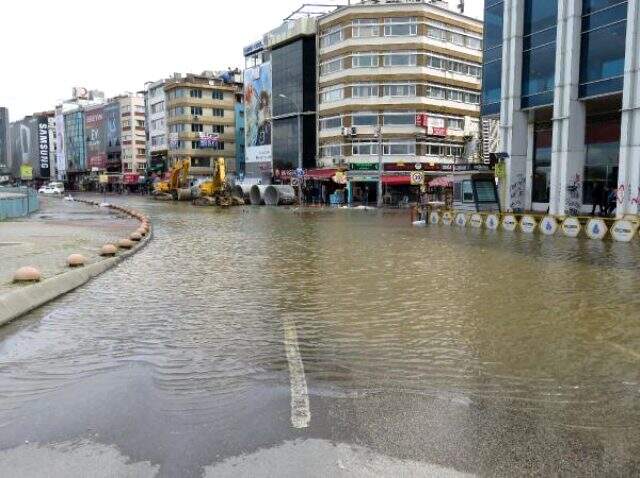 İSKİ çalışmaları sırasında patlayan su borusu, Kadıköy'ü göle çevirdi