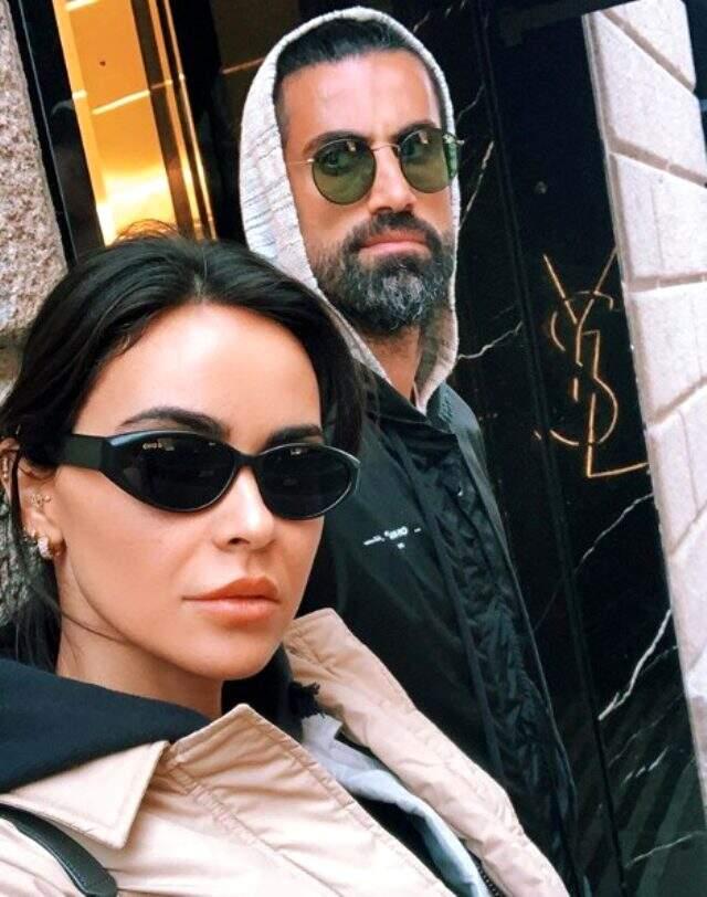 Karantinada sıkılan Zeynep Demirel, yıllardır koyu renk kullandığı saçlarını bakıra boyadı.