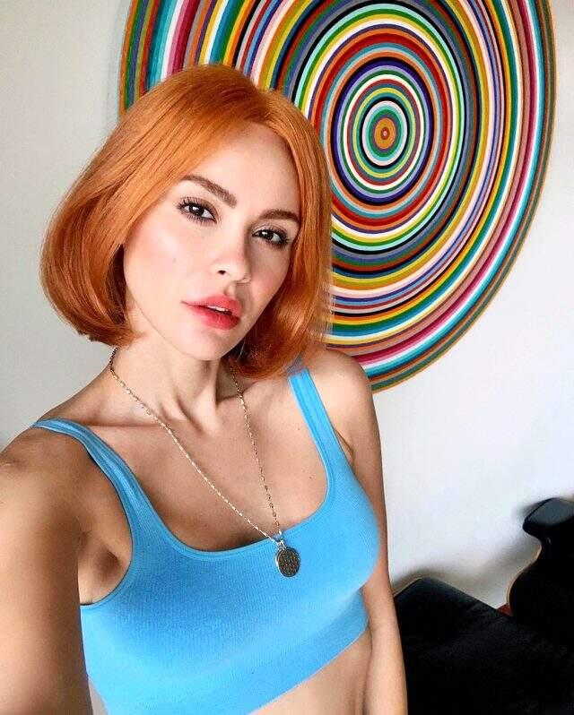 Karantinada sıkılan Zeynep Demirel, yıllardır koyu renk kullandığı saçlarını bakıra boyadı.
