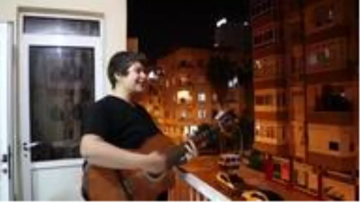 Komşularına mini konser