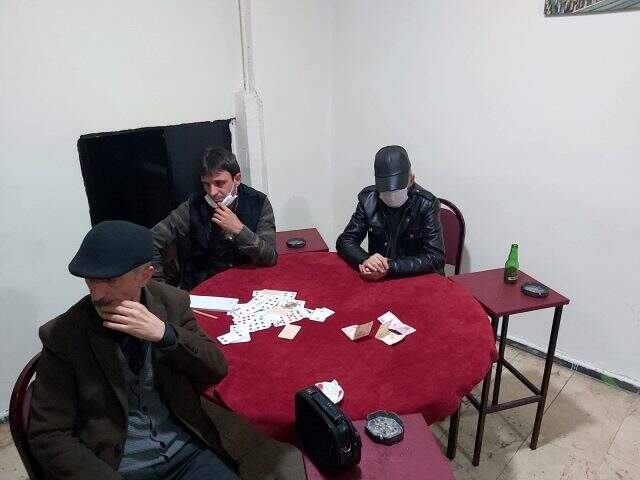 Koronavirüs tedbirlerini hiçe sayıp kumarhaneye çevrilen emlakçıya, zabıta baskın düzenledi