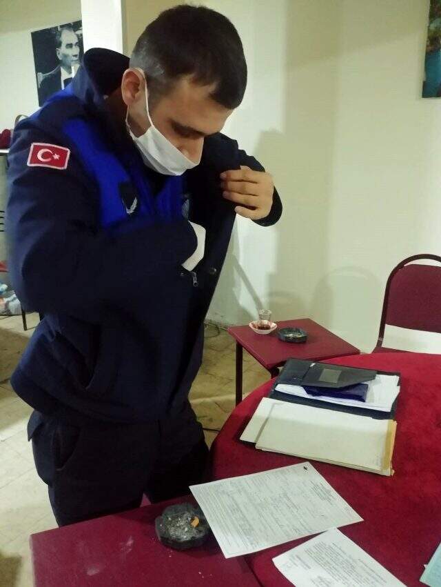 Koronavirüs tedbirlerini hiçe sayıp kumarhaneye çevrilen emlakçıya, zabıta baskın düzenledi