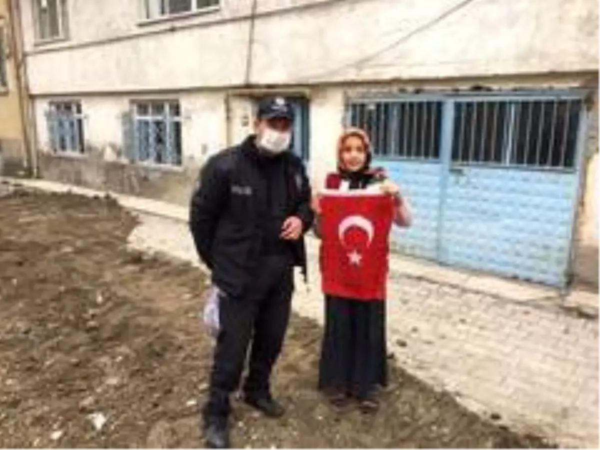 Kütahya'da halka Türk bayrağı dağıtıldı