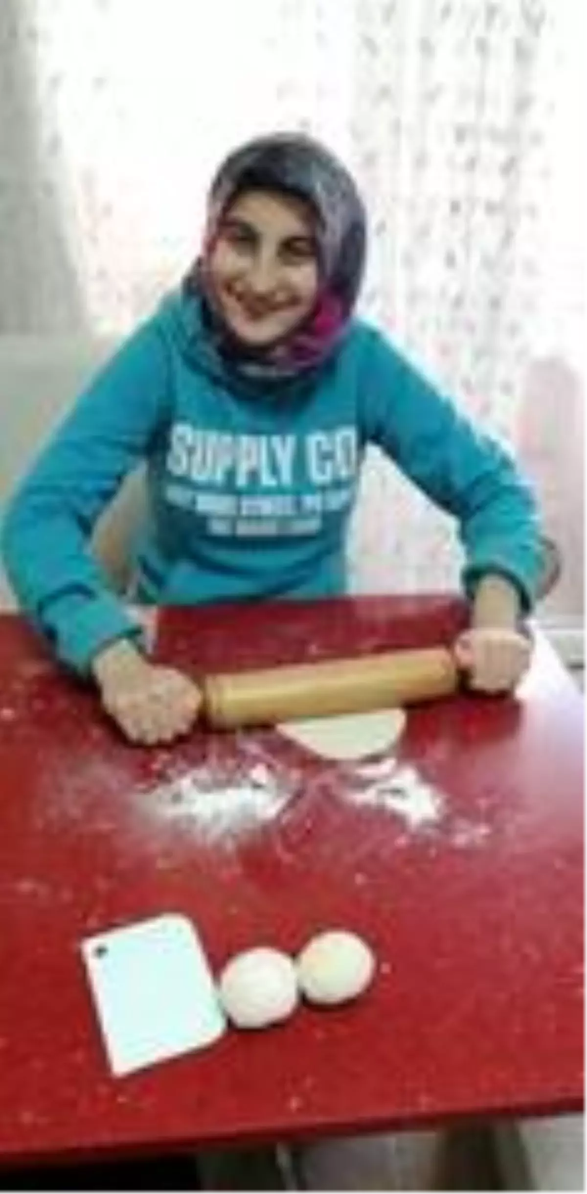 Öğrenciler videolu eğitimle evde kendi ekmeklerini yaptı