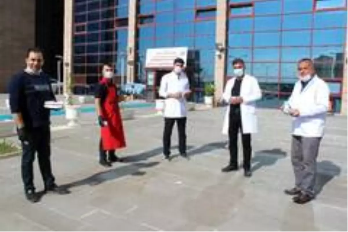 Sağlık personellerine yiyecek ikramı