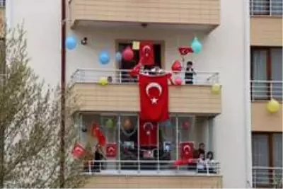 Sivas'ta 23 Nisan balkonlarda kutlandı Sivas'ta 23 Nisan balkonlarda kutlandı