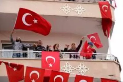 Sivas'ta 23 Nisan balkonlarda kutlandı Sivas'ta 23 Nisan balkonlarda kutlandı