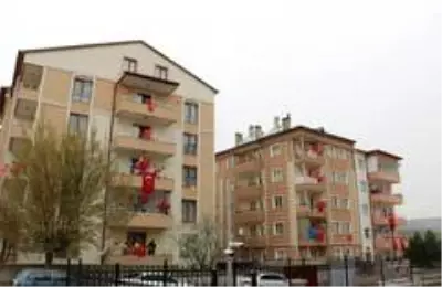 Sivas'ta 23 Nisan balkonlarda kutlandı Sivas'ta 23 Nisan balkonlarda kutlandı
