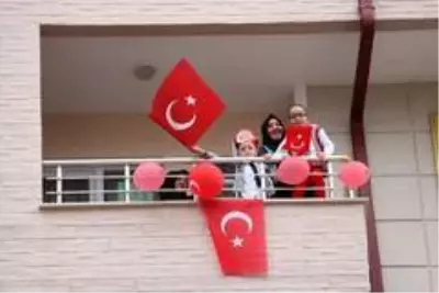 Sivas'ta 23 Nisan balkonlarda kutlandı Sivas'ta 23 Nisan balkonlarda kutlandı