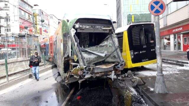 Son Dakika: İstanbul'da raydan çıkan tramvay, otobüse çarptı