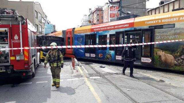 Son Dakika: İstanbul'da raydan çıkan tramvay, otobüse çarptı