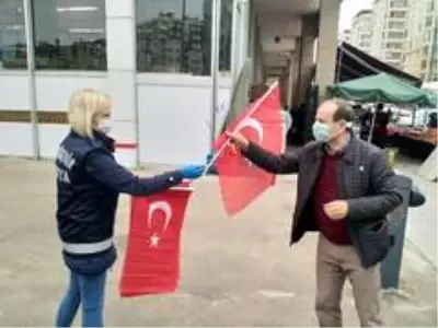 Trabzon Büyükşehir Belediyesi 23 Nisan öncesi Türk bayrağı dağıtıyor Trabzon Büyükşehir Belediyesi 23 Nisan öncesi Türk bayrağı dağıtıyor