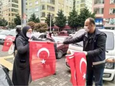 Trabzon Büyükşehir Belediyesi 23 Nisan öncesi Türk bayrağı dağıtıyor Trabzon Büyükşehir Belediyesi 23 Nisan öncesi Türk bayrağı dağıtıyor