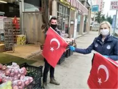 Trabzon Büyükşehir Belediyesi 23 Nisan öncesi Türk bayrağı dağıtıyor Trabzon Büyükşehir Belediyesi 23 Nisan öncesi Türk bayrağı dağıtıyor