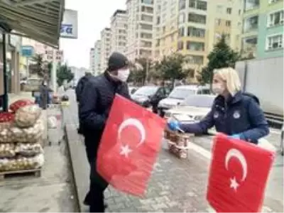 Trabzon Büyükşehir Belediyesi 23 Nisan öncesi Türk bayrağı dağıtıyor Trabzon Büyükşehir Belediyesi 23 Nisan öncesi Türk bayrağı dağıtıyor