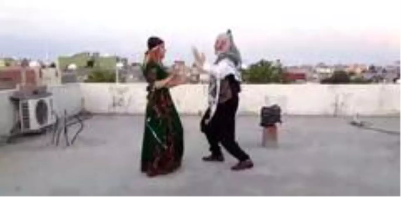 23 Nisan'ı evinin damında Reyhani oynayarak kutladı