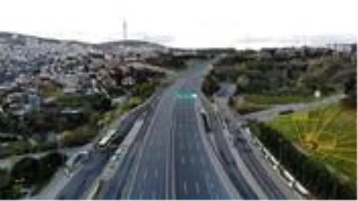 4 günlük sokağa çıkma yasağının başlamasıyla birlikte İstanbul'da sokaklar bomboş görüntülendi