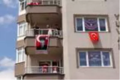 7 yaşındaki Yade, balkondan 23 Nisan şarkıları söyledi 7 yaşındaki Yade, balkondan 23 Nisan şarkıları söyledi
