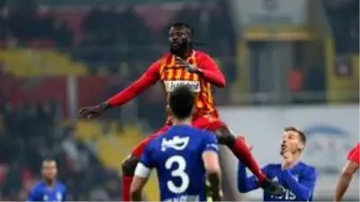 Adebayor: Virüsü Togo'ya ben getirmedim, bağış yapmayacağım Adebayor: Virüsü Togo'ya ben getirmedim, bağış yapmayacağım
