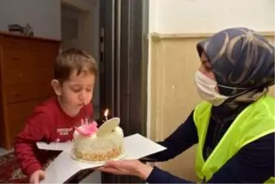 Ankara'da 23 Nisan doğumlu çocuklara yaş günü sürprizi Ankara'da 23 Nisan doğumlu çocuklara yaş günü sürprizi